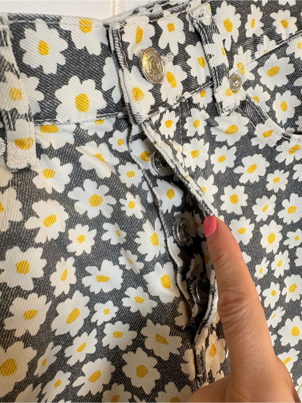 Zara Black White Daisy Print Distressed Denim Cutoff Shorts Y2K Size 2 - Picture 8 of 8